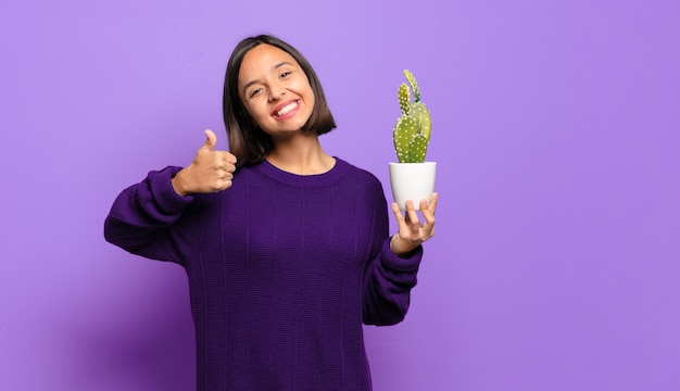 Jeune jolie femme avec un cactus