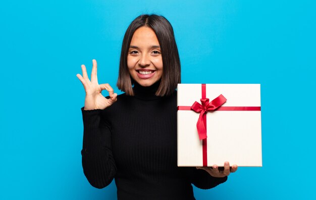 Jeune jolie femme avec un cadeau