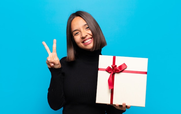 Jeune jolie femme avec un cadeau