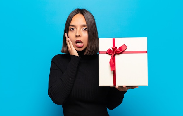 Jeune jolie femme avec un cadeau