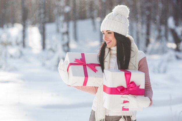 Jeune jolie femme avec des cadeaux de Noël