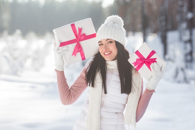 Jeune jolie femme avec des cadeaux de Noël