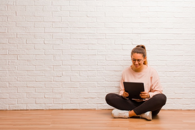 Jeune jolie femme avec une calculatrice