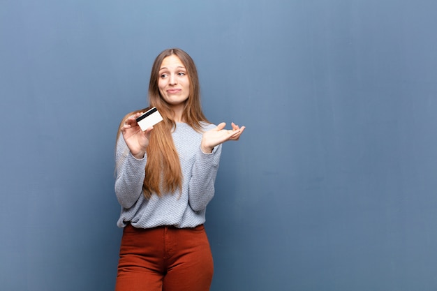 Jeune jolie femme avec une carte de crédit