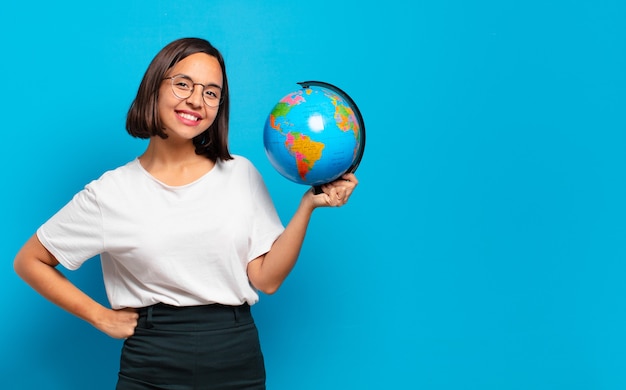 Jeune jolie femme avec une carte du globe terrestre