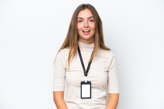 Jeune jolie femme avec carte d'identité isolé sur fond blanc avec une expression faciale surprise