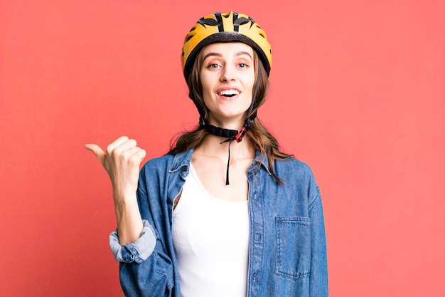 Jeune jolie femme avec un casque de vélo