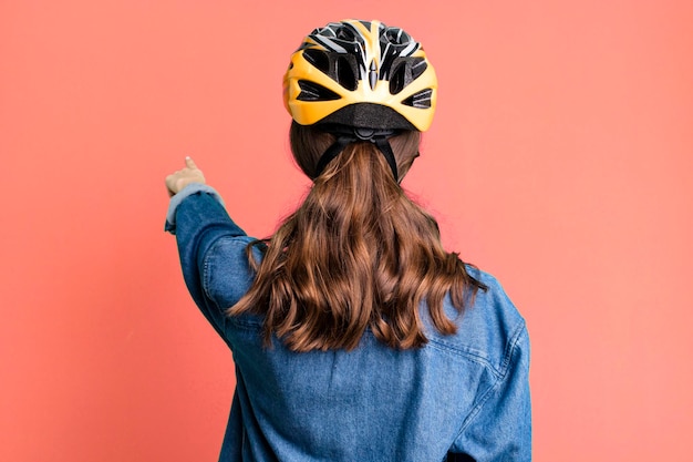 Jeune jolie femme avec un casque de vélo