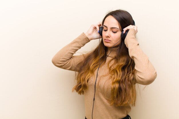 Jeune jolie femme avec un casque