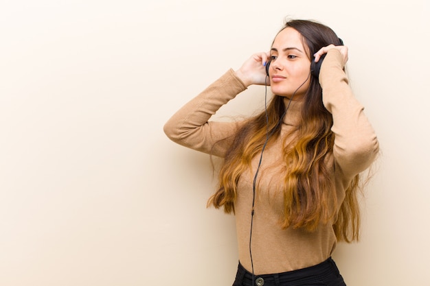 Jeune jolie femme avec un casque