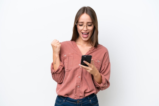 Jeune jolie femme caucasienne isolée sur fond blanc surprise et envoyant un message