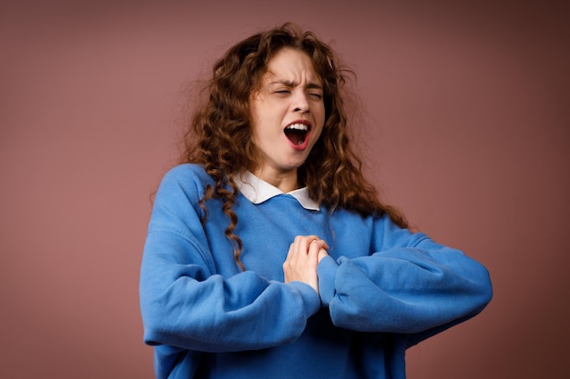 Jeune jolie femme chantant une chanson sur fond isolé