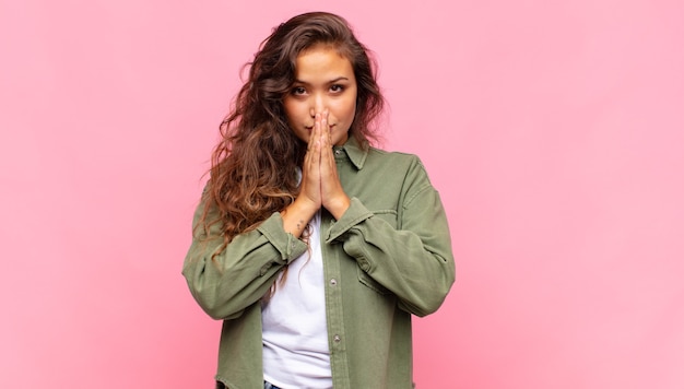 Jeune Jolie Femme Avec Une Chemise Ouverte En Jean Vert Posant Sur Un Mur Rose