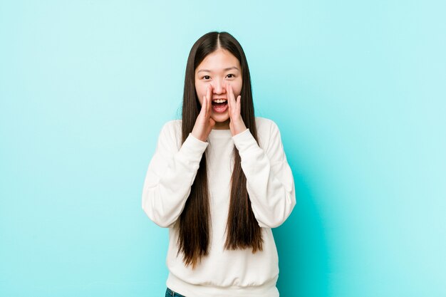 Jeune jolie femme chinoise criant excité à l'avant