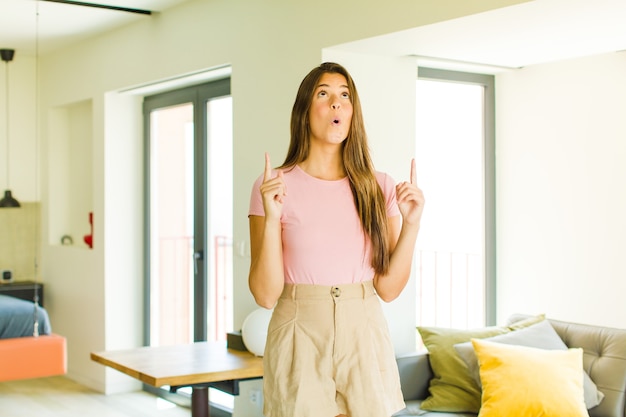 Jeune jolie femme à la choqué