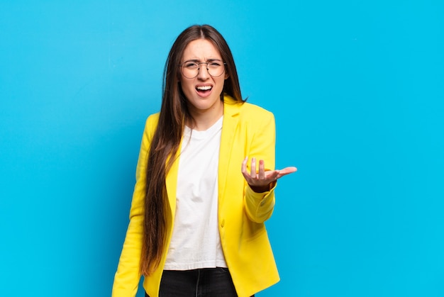 Jeune Jolie Femme à La Colère, Agacée Et Frustrée Crier Wtf Ou Ce Qui Ne Va Pas Avec Vous