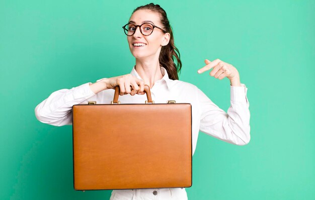 Jeune jolie femme avec un concept d'entreprise de valise en cuir