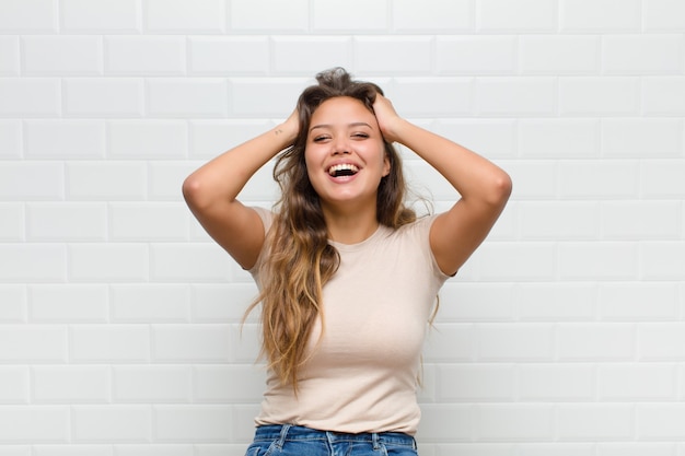 jeune jolie femme contre le mur blanc