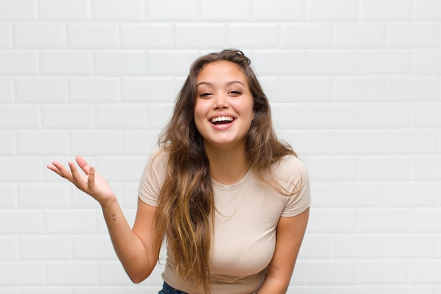 jeune jolie femme contre le mur blanc