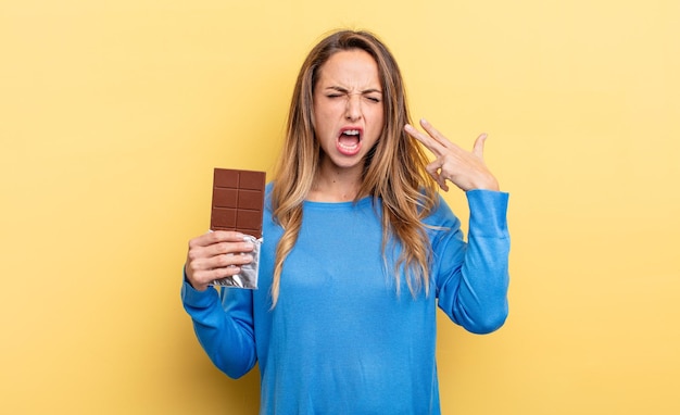 jeune jolie femme contre un mur plat