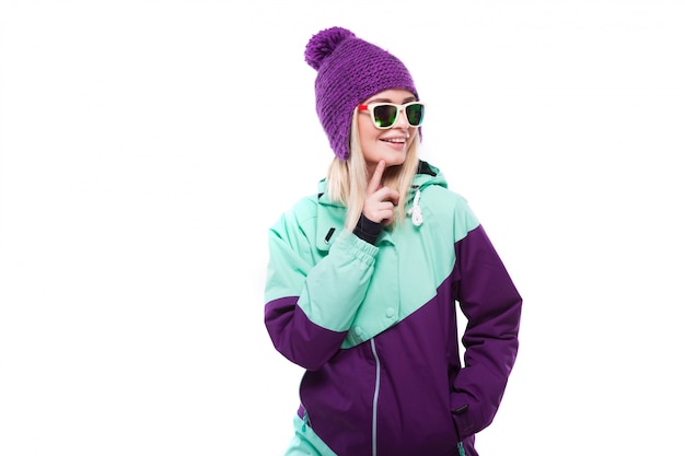 Jeune jolie femme en costume de ski violet