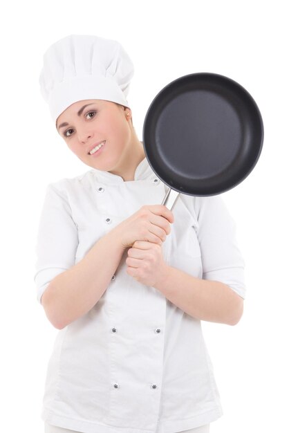 Jeune jolie femme cuisinier en uniforme avec poêle à frire isolé sur fond blanc