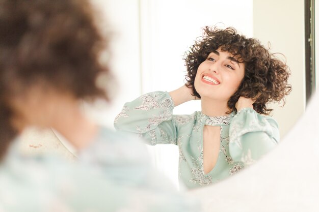 Jeune jolie femme dans une nouvelle salle de bain à domicile