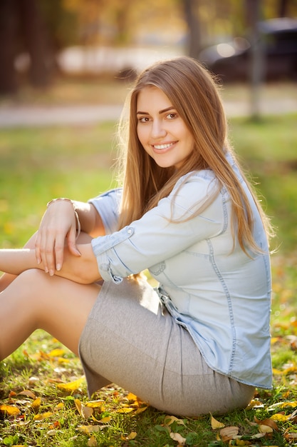 Jeune jolie femme dans le parc automne