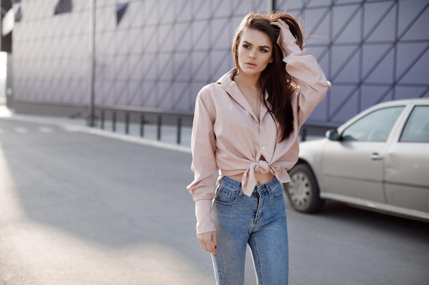 jeune jolie femme dans la rue