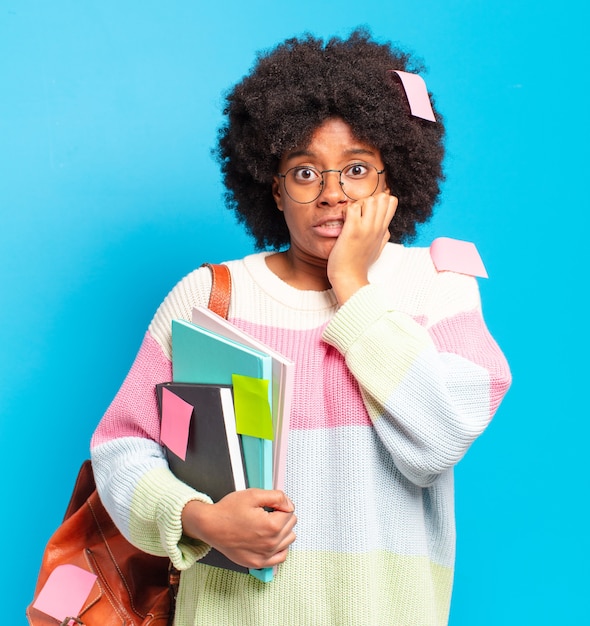 Jeune jolie femme étudiante afro