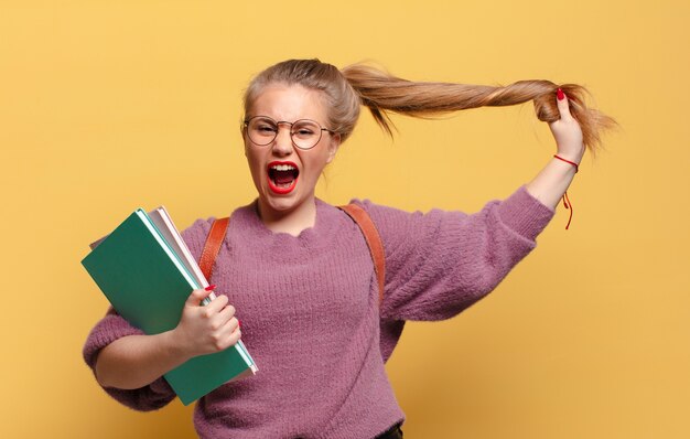 Jeune Jolie Femme Expression En Colère Et Ennuyée. Concept D'étudiant