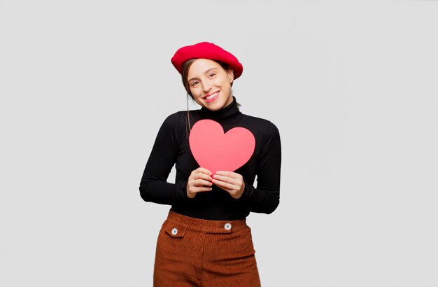 Jeune jolie femme exprimant le concept de l&#39;amour pour la Saint-Valentin