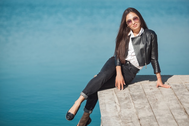 Jeune Jolie Femme à L'extérieur. Belle Femme Sur Un Fond De Mer à L'automne