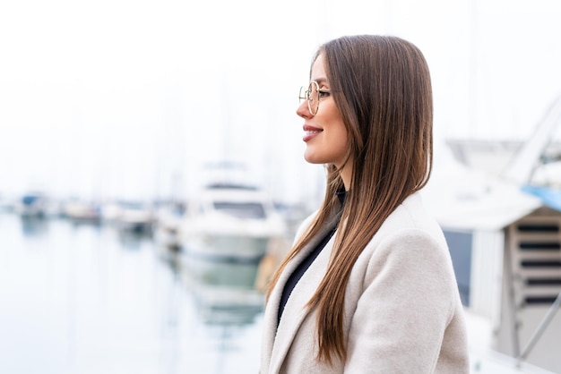 Jeune jolie femme à l'extérieur avec des lunettes