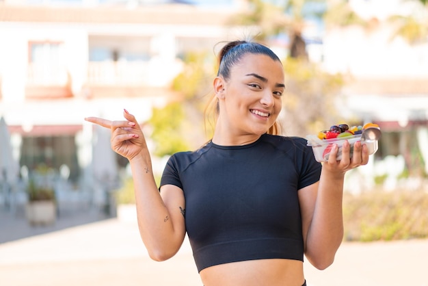 Jeune jolie femme à l'extérieur