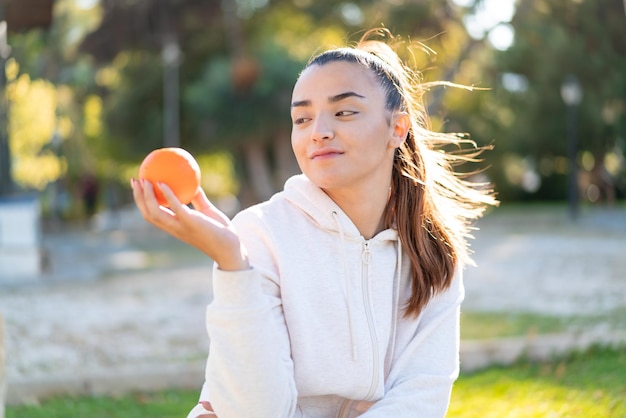 Jeune jolie femme à l'extérieur