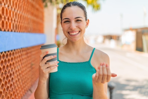 Jeune jolie femme à l'extérieur