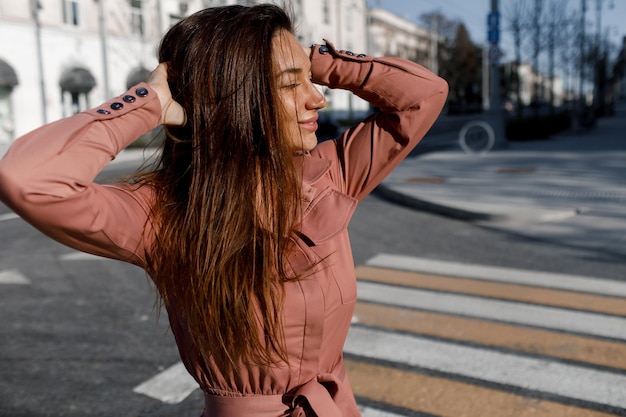 jeune jolie femme à l'extérieur