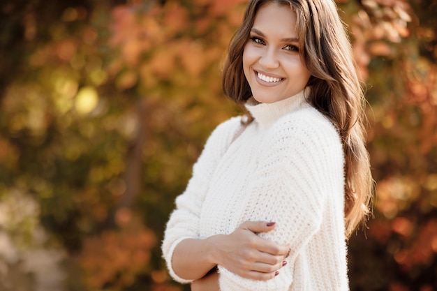 jeune jolie femme à l'extérieur