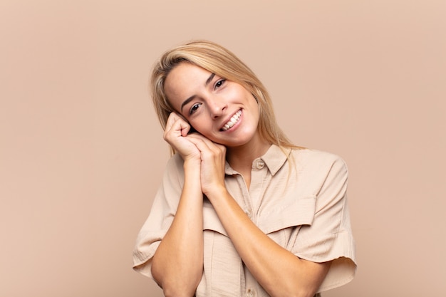 jeune jolie femme faisant un geste