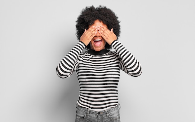 jeune jolie femme faisant un geste