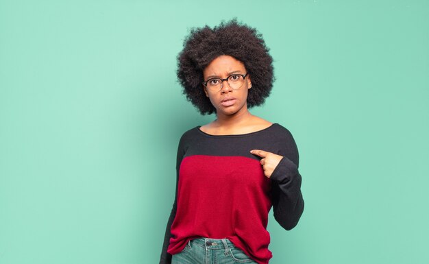 jeune jolie femme faisant un geste