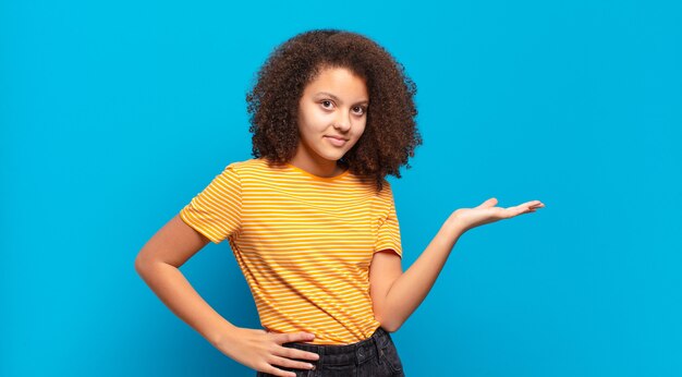 Jeune jolie femme faisant des gestes sur un mur de couleur