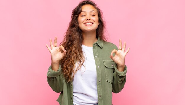 jeune jolie femme faisant des gestes