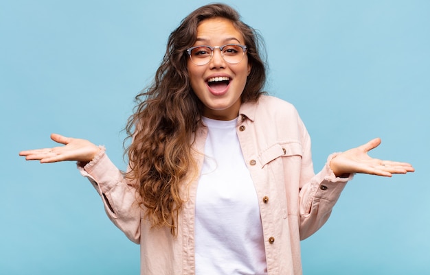 jeune jolie femme faisant des gestes