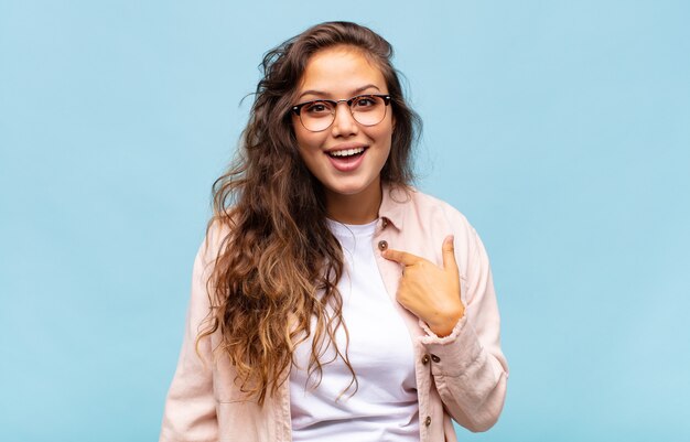 jeune jolie femme faisant des gestes