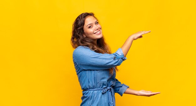 jeune jolie femme faisant des gestes