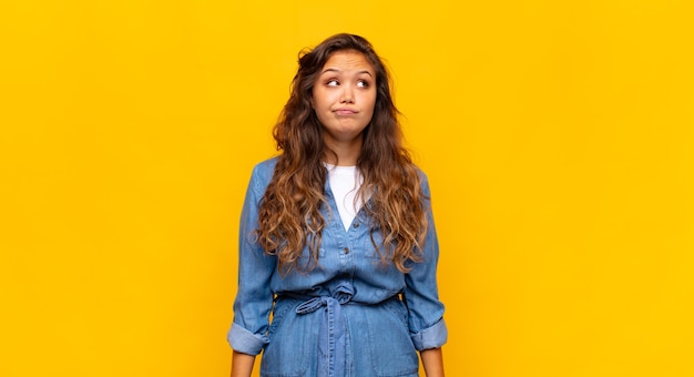 jeune jolie femme faisant des gestes