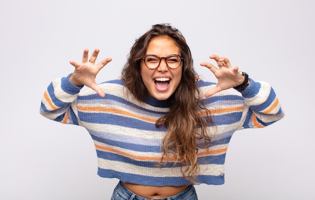 jeune jolie femme faisant des gestes