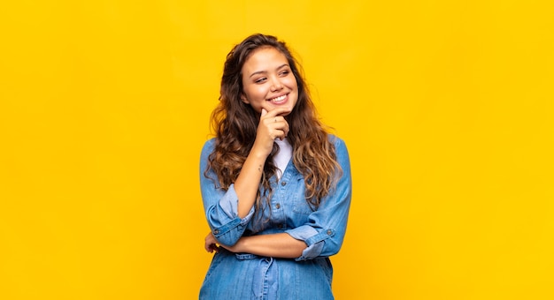 jeune jolie femme faisant des gestes